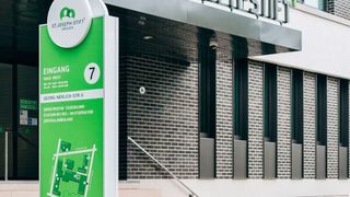 Das 1895 gegründete Krankenhaus St. Joseph-Stift  ist eine moderne Einrichtung mit 240 Betten. Es betreut rund 35.000 Patienten pro Jahr und verfügt über Fachkliniken für innere Medizin, Chirurgie, Gynäkologie/Geburtshilfe, Anästhesiologie/ Intensivmedizin/ Schmerztherapie und Orthopädie.
 (Bild: Krankenhaus St. Joseph-Stift/Stefanie Albrecht und Elke Johna)