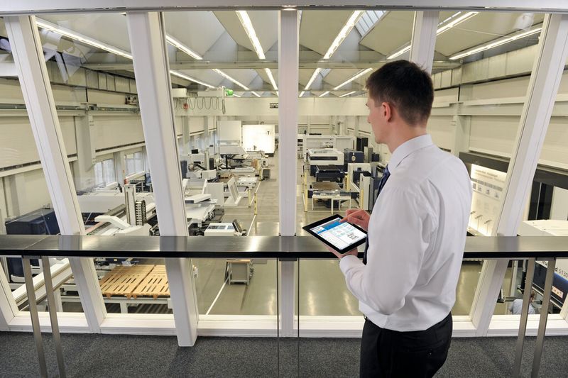 Bild 1: Der sogenannte Augmented Operator, also der Mensch, ist ein zentraler Bestandteil der Smart Factory und steuert und überwacht die Fertigung. (Bild: Trumpf)