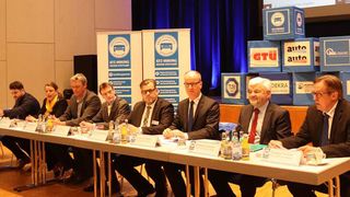 Großaufgebot für freie Fahrt: (v. re.) Obermeister Torsten Treiber, Regierungspräsident Wolfgang Reimer, Innungsgeschäftsführer Christian Reher sowie die Vertreter der Hersteller von Nachrüstsätzen Stefan Beinkämpen (Baumot), Lars Mothes (HJS) Hubert Mangold und Petra Haas (Oberland-Mangold) und Thomas Steinbrückner (Dr. Pley) (zum Vergrößern bitte klicken).  (Bild: Innung Stuttgart)