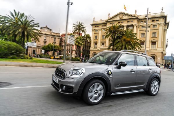 Der MINI Cooper S E Countryman ALL4 ist der erste Mini, bei dem ein Plug-in-Hybrid-Antrieb die Möglichkeit zu rein elektrischer und damit lokal emissionsfreier Mobilität eröffnet. (Mini)