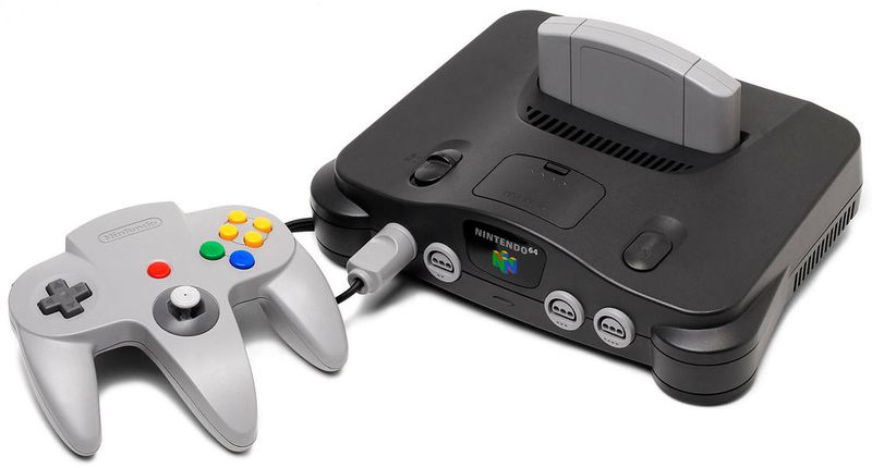 Ein Nintendo 64 durfte seinerzeit in keinem Wohnzimmer fehlen. Diese Konsole hat vielen heute schon lange Erwachsenen die Welt der Videospiele eröffnet. (Bild: gemeinfrei / Commons Wikipedia)