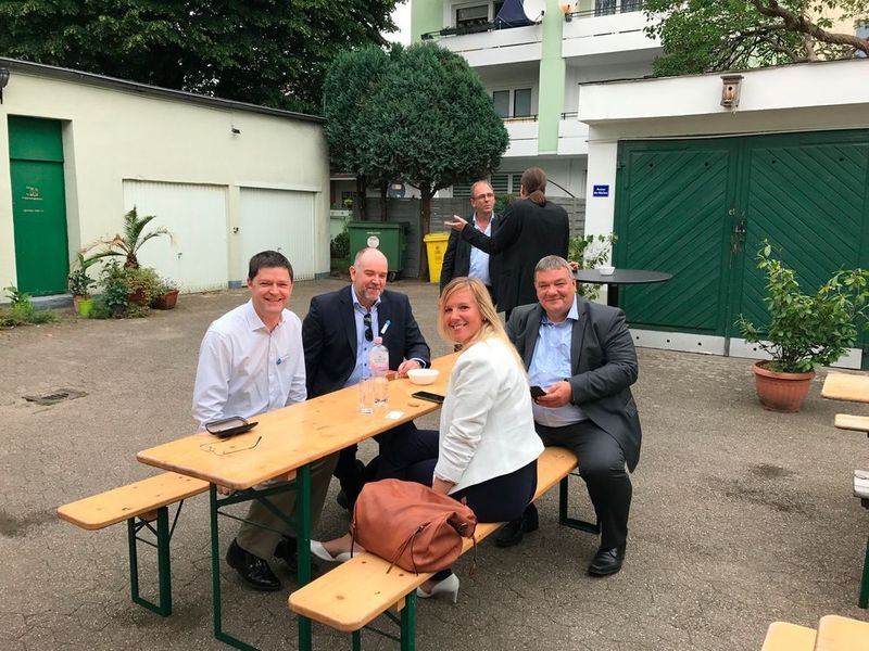 Die Kaffeepause wird für einen Austausch genutzt. Von links: Chris Gale, Henk Jan Spanjaard von A10 Katrin Schleunes von Fidelis und Michael Scheffler, A10 (A10 Networks)