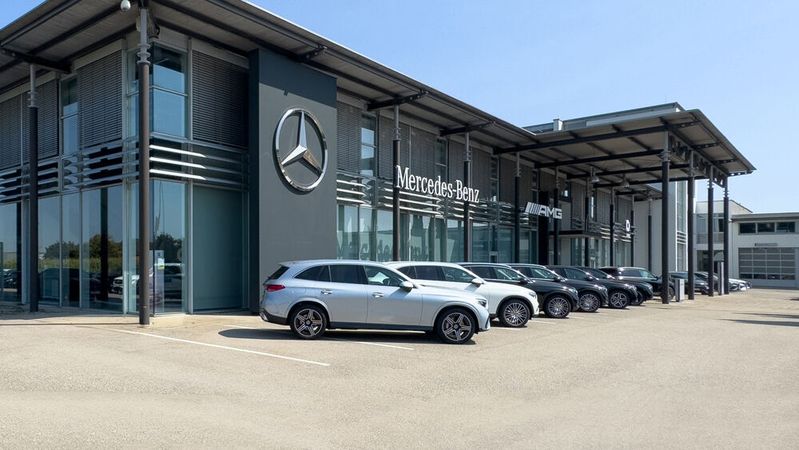 Die ehemalige Mercedes-Benz-Niederlassung Neu-Ulm gehört jetzt der Sterne-Gruppe.(Bild:  KBU Werbeagentur, Laupheim)