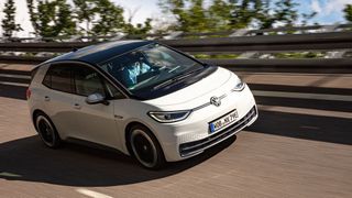 Stärker beschleunigende E-Autos verursachen ein lauteres Reifenabrollgeräusch. (Bild: VW)