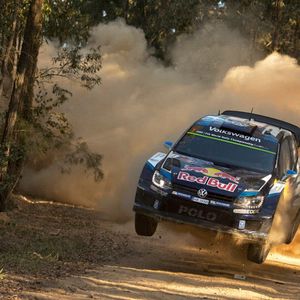 Ausgehebelt? Volkswagen tritt im dritten Jahr in der Rallye-Weltmeisterschaft gegen Citroen, Ford und Hyundai an und konnte bereits zum zweiten Mal in Folge den WM-Titel holen. International besitzt das Rallye-Engagement einen hohen PR-Stellenwert.