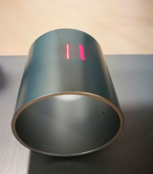 Schutzschicht per Laser: Mittels eines zweistrahligen Laserssystems appliziert ELB den  Hochleistungskunststoff PEEK gezielt auf einen hochbeanspruchten Bauteilbereich. Erste Tests zeigen, dass die applizierte Schicht eine 100-fach längere Lebenszeit des Bauteils bei Verschleiß durch Abrieb ermöglicht. (ELB – Eloxalwerk Ludwigsburg Helmut Zerrer)