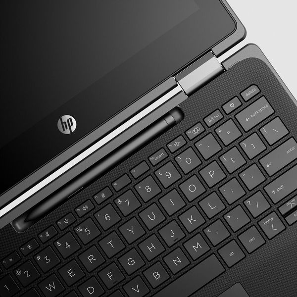 Der HP Slim Rechargeable Pen lässt sich im Gehäuse des HP Pro x360 Fortis 11-Zoll G11 verstauen – das Fach kann optional geordert werden. (Bild: HP)