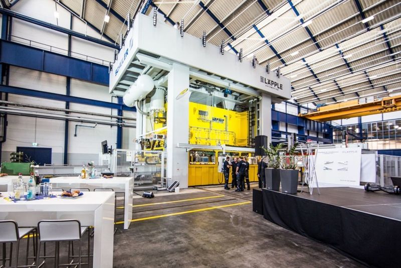 Die neue Transferpresse bei Läpple Automotive schafft bei einer Presskraft von bis zu 2500 t maximal 30 Hub pro Minute. (Läpple Automotive)