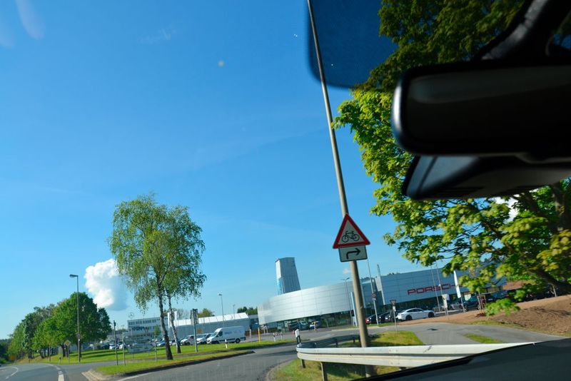 Nach wenigen Kilometern zeigt sich das Porsche-Zentrum Bayreuth auf der rechten Straßenseite. (Michel/»kfz-betrieb«)