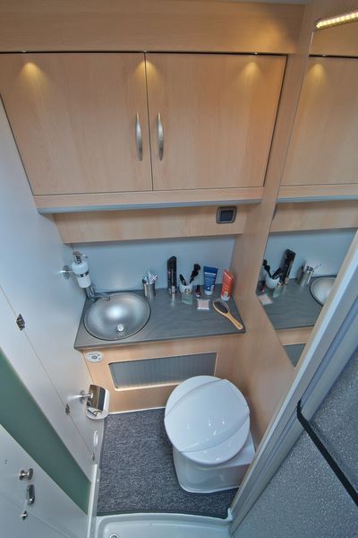 Es gibt wohl kaum ein anderes Kastenwagen-Reisemobil, dass über ein so geräumiges Badezimmer (inklusive vollwertiger Dusche) verfügt. (La Strada)