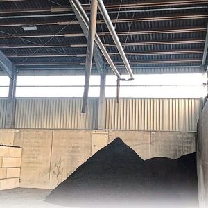 Bildung eines Schüttkegels von Klärschlamm-Granulat in der Lagerhalle der Kläranlage.(Bild:  Wessjohann)