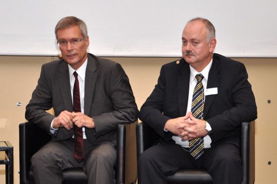 Neben Frey stellten sich Vertriebsleiter Udo Brandenburger (links) und Aftersales-Chef Karl Hell... (Archiv: Vogel Business Media)