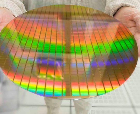 Entspannter! Das ist ein Siliziumwafer aus dem Computerchips gefertigt werden. Bei der Reinigung besteht aber die Gefahr, dass sogenannte gleitende Tropfen zu Ausschuss führen. Forscher an der TU Darmstadt haben die Geheimnisse um dieses Phänomen jetzt entschlüsselt ...(Bild:  S. Ruppert)