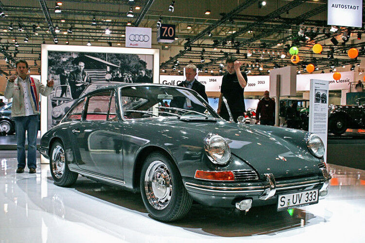 Das Gold-Jubiläum „50 Jahre Porsche 911“ wurde auch in Essen gefeiert. Zu sehen war unter anderem dieses frühe Exemplar von 1965. (Foto: Techno Classica)