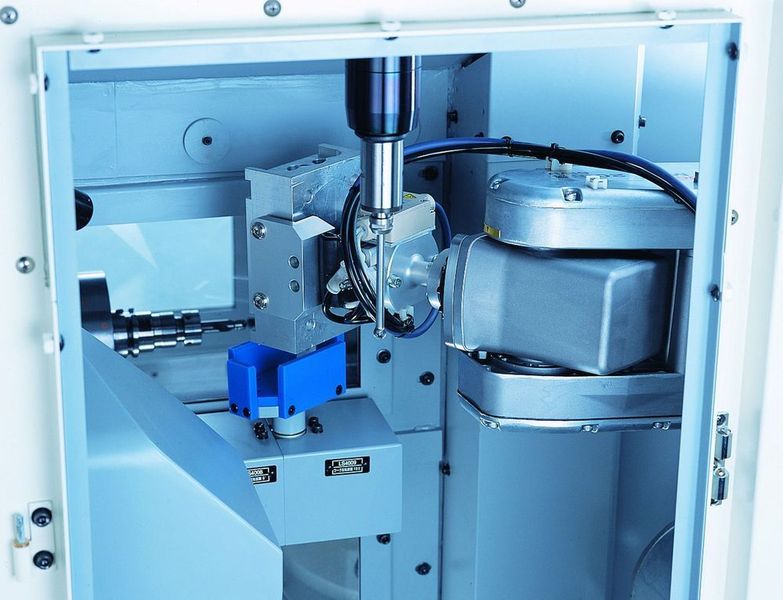 Automation und Arbeitsschutz kombiniert: Spritzer und unbeabsichtigten Eingriff abweisende Abdeckung des Robotikbereichs. Bild: Makino (Archiv: Vogel Business Media)