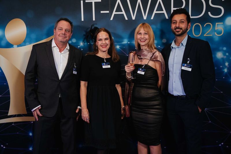 Gruppenbild mit Damen: Torsten Fritz (Thomas-Krenn), Hannah Lamotte (Vogel IT-Medien), Dana Fengler (KnowBe4) und Tayfun Görgülü (KnowBe4). (Bild: Manuel Emme Fotografie)