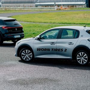 Neben E-Modellen von Mercedes warten mehrere Peugeot 208 auf ihren Einsatz.(Bild:  Michelin)