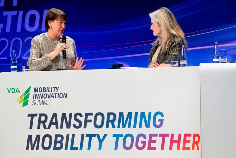 Die Diskussionsrunde zwischen VDA-Präsidentin Hildegard Müller (links) und Kerstin Jorna (EU-Kommission) zeigte die aktuellen Unstimmigkeiten zwischen Industrie und Legislatur. (Bild: VDA/CHLietzmann)