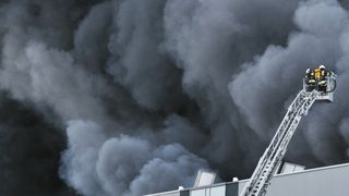 Mehr Brandschutz: Halogenfreie Sicherheitskabel und Leitungen helfen solche Großbrände zu verhindern (Bild: Helukabel)