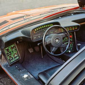 Der Turbo verfügt über Radarsensoren zur Warnung vor Auffahrunfällen. Die Bodengruppe stammt von der 02-Baureihe. Im Innenraum zeigte BMW zum ersten Mal die leicht zum Fahrer geneigte Mittelkonsole.(Bild:  BMW AG)