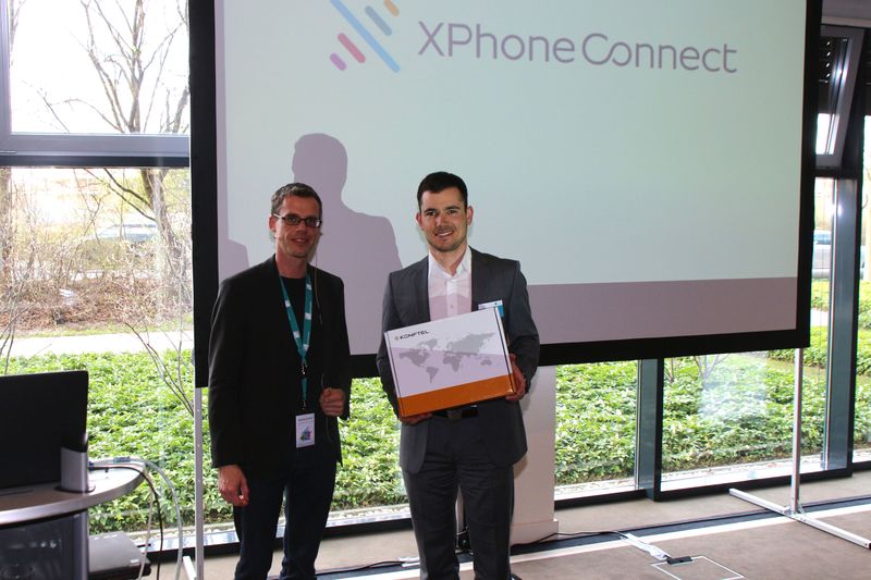 Glücklicher Gewinner: Michael Schreier übergibt ein Konftel-Konferenztelefon an Florian Owen (MR Compact). (Bild: C4B)