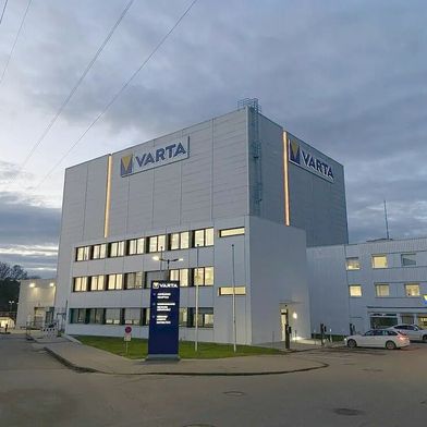 Seit gut einer Woche ist der Batteriehersteller Varta insolvent. Eine gute Nachricht kann aber schon verkündet werden: Es gibt wohl reges Interesse von Investoren! Allerdings bleiben auch einige Fragen in puncto Zukunft von Varta ungeklärt ... (Bild: Varta)