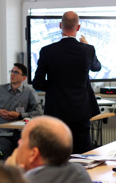 Marcel Prösch (Aveva GmbH) stellt sein Life-Cycle-Management-Konzept vor. Anschaulich erklärt er die Vorteile des sogenannten 