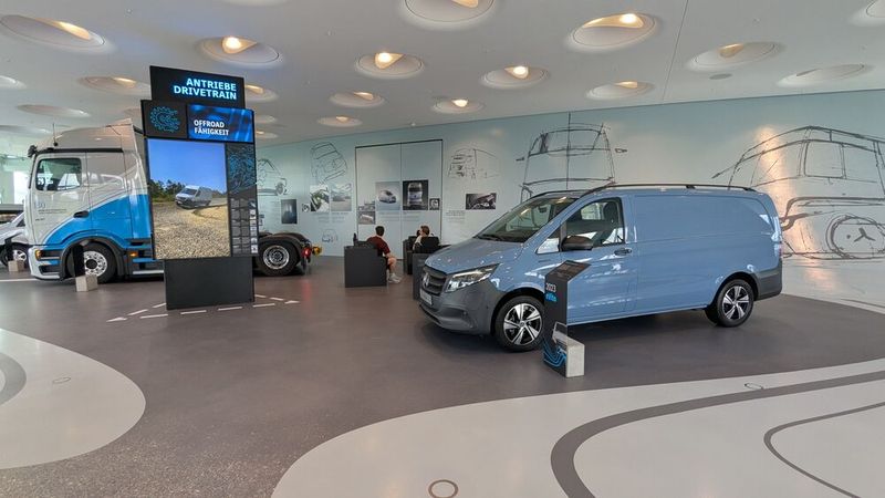 Neuzeit: Die Ausstellung 130 Jahre Nutzfahrzeuge streift auch das hier und jetzt. So ist unter anderem ein eVito Kastenwagen zu sehen. Dieser verfügt über einen 85 kW oder 150 kW Elektromotor mit einer nutzbaren Batteriekapazität von 60 kWh oder 90 kWh und damit über eine elektrische Reichweite von bis zu 480 km. Dahinter steht ein eActros 600 mit einer Reichweite von bis zu 500 km mit einem 621 kWh-LFP-Akku.  (Bild: Dominsky – VCG)