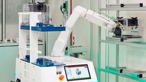 Der mobile Hero Fab 200 positioniert einen Waferbehälter millimetergenau in einem Reinraumregal – ein Beispiel für das zuverlässige Materialhandling in gewachsenen 200-mm-Fabriken. (Bild: Fabmatics/Sven Claus)