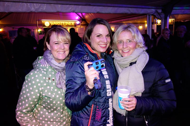 (v. l.) Janet Spacey, Spacey PR, Sabrina Hoefs, ALSO, und Stephanie Steen, IT-BUSINESS, sind heute die Paparazzis des Abends.  (Bild: IT-BUSINESS)
