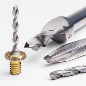 Mapal-Zerspanungswerkzeuge zum Bohren aus dem Vollen in Mehrschicht-Verbundwerkstoffe (Stacks) aus CFK, Aluminium, hochlegierten Stählen oder Titan per Handbohrmaschine.  (Bild:  Mapal)