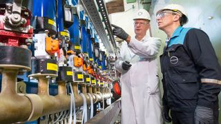 Two Covestro employees inspect a demonstration plant during a planned downtime in Leverkusen: Exactly here, the oxygen-depolarized cathode (ODC) technology has been developed and improved for many years. (Covestro)