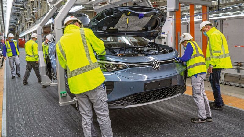 Jüngst hatte Volkswagen die E-Auto-Produktion (hier in Emden) noch gedrosselt. Nun erobern die Wolfsburger zumindest im Juli die Marktführerschaft zurück.