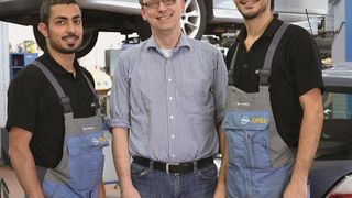 Mohammad (li.) und Yazan Laila (re.) sind froh, dass ihnen der Geschäftsführer des Autohauses Gierten, Michael Esser, eine Ausbildung ermöglicht. (Foto: Mauritz)