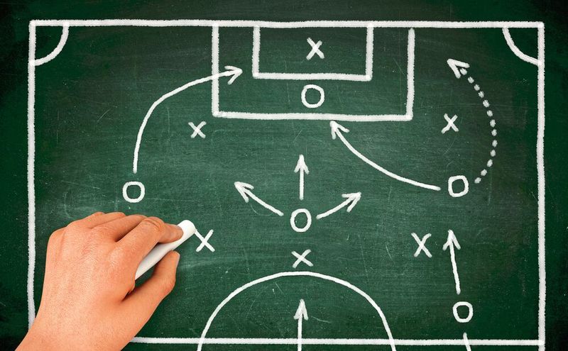 Eine Strategie beginnt sinnvollerweise mit der Leit­idee, welche sich aus der Vision (wohin gehen wir) und der Mission (was tun wir) zusammensetzt. (frender / von Gunten)