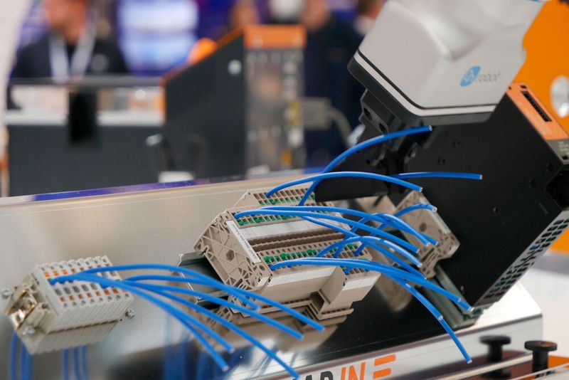 Weidmüller hat seine Reihenklemmen mitgebracht. Auf der Messe konnte man sie sogar ausprobieren: ohne Werkzeug oder weitere Vorbereitungen kann der Leiter einfach in die Klemme gesteckt werden. Eine vorgespannte Feder löst nach leichtem Druck aus und der Leiter sitzt sicher und fest in der Klemme. Am Messestand von Weidmüller wurde gezeigt, dass sogar ein Roboter die Klemme ohne viel Aufwand mit Leitern bestücken kann. (Bild: Sandro Kipar)