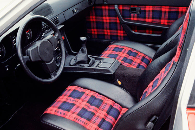 Blick ins Cockpit des 924 Turbo im Jahr 1979. (Foto: Porsche)