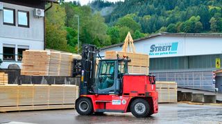 Die Kalmar-Stapler müssen im Sägewerk Schnittholzprodukte mit bis zu 9,5 m Länge transportieren. (Kalmar)