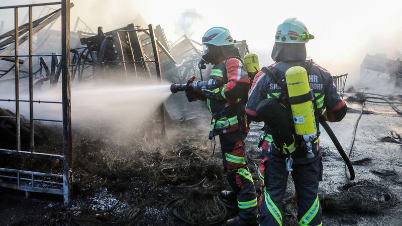 Einsatzkräfte der Feuerwehr löschten auch am Montagmittag noch letzte Glutnester. (Bild: picture alliance/dpa | Thomas Warnack)