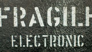 Die Beschriftung „Do Not Tip“, „Handle With Care“ oder „Fragile“ auf der Transportkiste scheint für manche Logistikunternehmen eher Herausforderung als Warnung zu sein. (Flickr/Rob Sinclair)