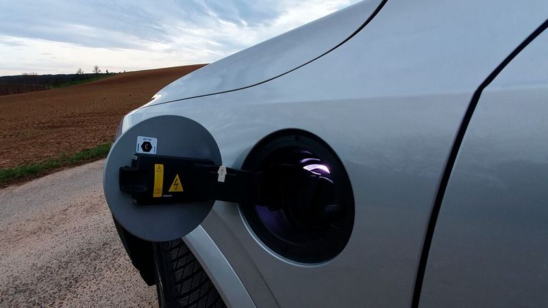 Die Kapazität des Akkus beträgt 18,8 kWh. Rein elektrisch hatte der XC90 im Test eine Reichweite von circa 60 Kilometern. Waren die abgefahren, dann verbrauchten wir neun bis zehn Liter auf 100 Kilometern. (Bild: Mauritz – VCG)