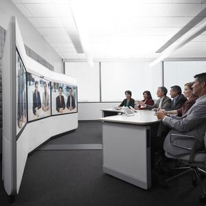 Cisco Telepresence IX5000 bietet für Videokonferenzen drei 70-Zoll-Bildschirme.