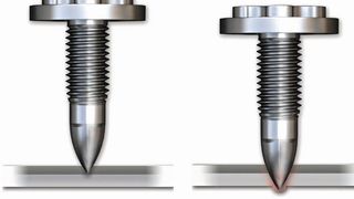 Die ersten beiden Stufen von insgesamt sechs, die das lochlose Fügen von hochfesten Stahlblechen mit Aluminum oder anderen Materialien im Materialmix kennzeichnen. Möglich macht das die FDS-Schraube von Ejot, die außer einer optimierten Variante des Reibelementschweißens, ein Highlight zur Euroblech sein wird. Halle 13 am Stand C166. (Ejot)