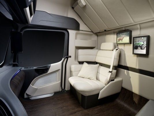 Der Mercedes-Benz Future Truck 2025: Weltpremiere der spektakulären Studie des Lkw von morgen – autonome Fahrt in eine faszinierende Zukunft (Mercedes-Benz)