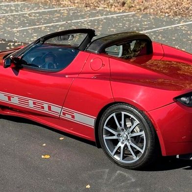 Sammler wenden sich ab, konstatiert die Online-Auktionsplattformen Collecting Cars: Der erste Tesla Roadster verliert weiter an Wert. (Bild: Collecting Cars)