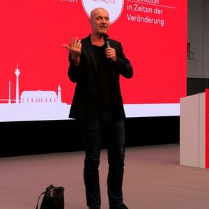 Der Motivationsexperte Dr. Stefan Frädrich begeisterte die Buko-Teilnehmer.(Bild:  Wenz | VCG)