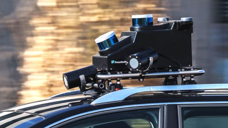 Fraunhofer IPM präsentiert auf der Digitalbau 2026 die mobile Sensorbox MUM mini – ganz einfach vom Dach eines Fahrzeugs.(Bild:   Fraunhofer IPM)