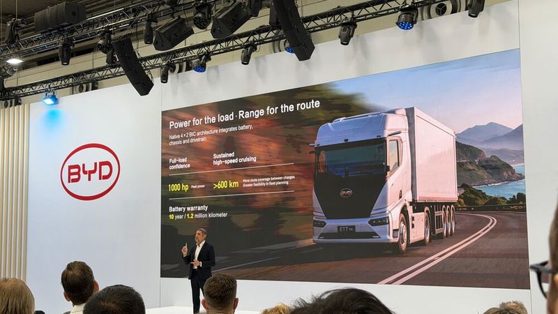Domenico Gostoli, head of BYD's European commercial vehicle business, promises a range of more than 600 kilometers for the ETT44. (Image:Wehner - VCG)