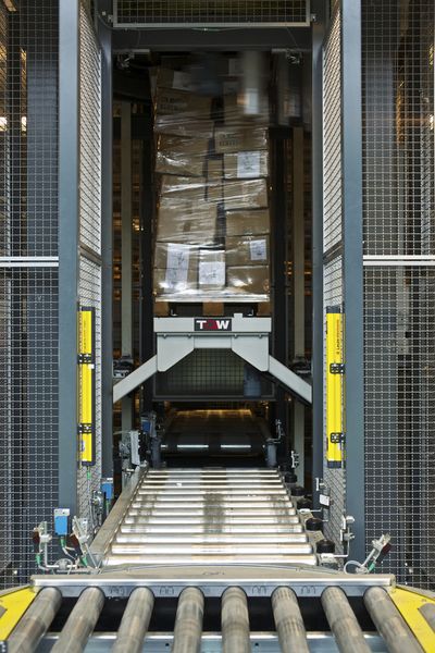 Der TGW-Slotstax palletiert die kommissionierten Kartons und kümmert sich um eine sichere Verpackung. (Bild: TGW)