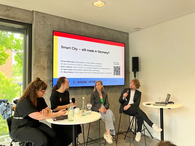 Vor der Mittagspause diskutierte der Bereichsleiter für Smart City und Verwaltungsinnovation Dr. Niklas Kossow vom CityLAB Berlin gemeinsam mit Karen Laßmann, Leiterin Smart City und Datenmanagement in der Senatskanzlei Berlin (v. l. ), Dr. Beate Ginzel, Referatsleiterin Digitale Stadt der Stadt Leipzig, sowie Renate Mitterhuber, Referatsleiterin Smarte Städte und Regionen im Bundesministerium für Wohnen, Stadtentwicklung und Bauwesen, über die Modellprojekte für smarte Städte und wie das Konzept künftig ohne Förderung wirksam und kommunal verankert bleibt. (Bild: © Serina Sonsalla)